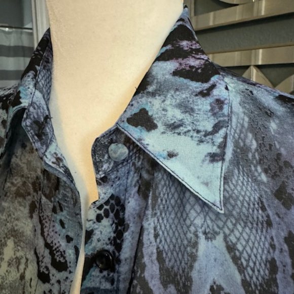 Women's Blouse Sz L. Blue/Purple/Black Snake-like print. Button down. 100% Rayon - Picture 2 of 7